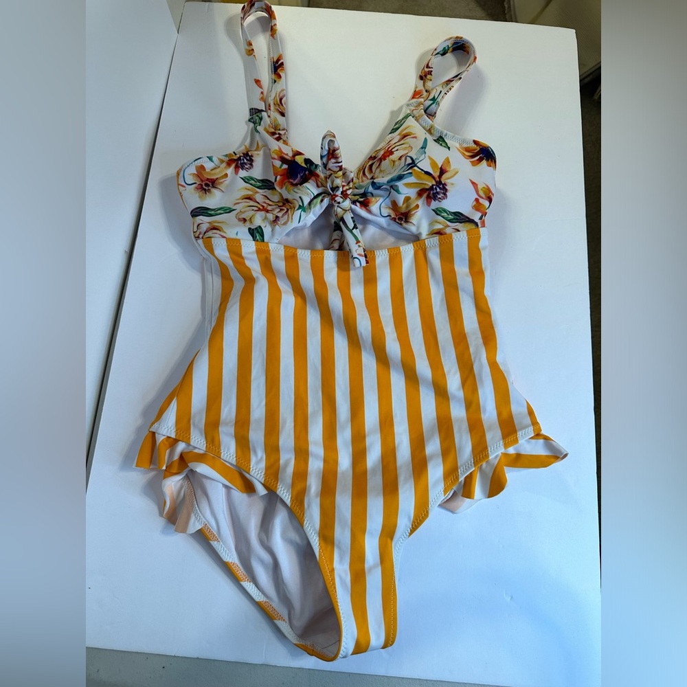 Cupshe One-Piece Swimsuit with Floral Tie-Front